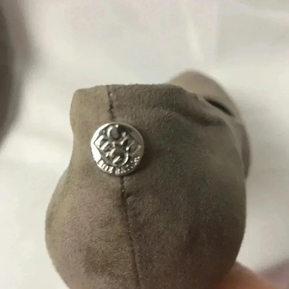 BCBGENERATION WO SZ 7 TAUPE SUEDE PUMPS 4” HEEL - Picture 4 of 13